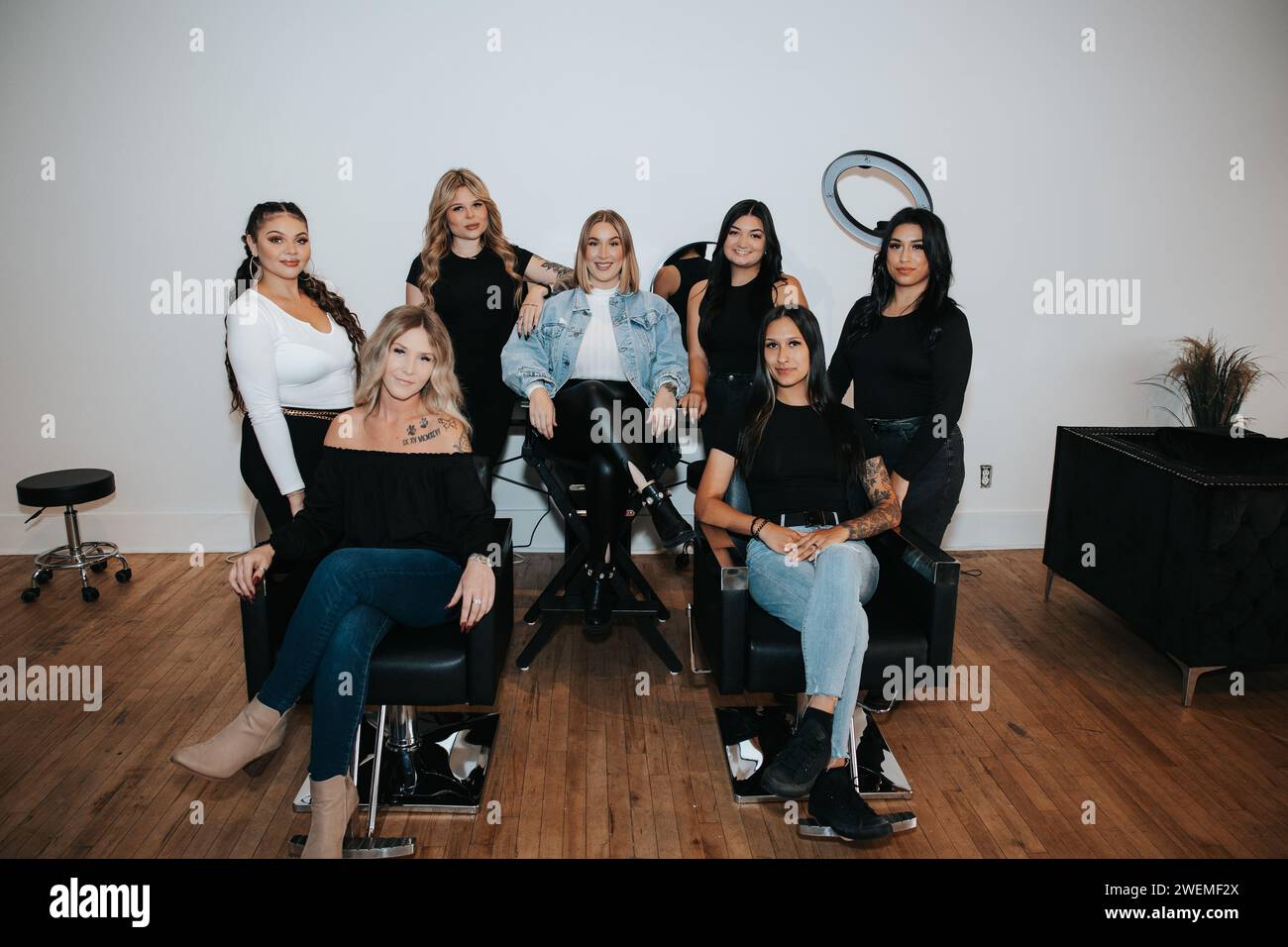 Sechs weibliche Wimperntechniker vereinen sich für eine starke Geschäftsförderung Stockfoto