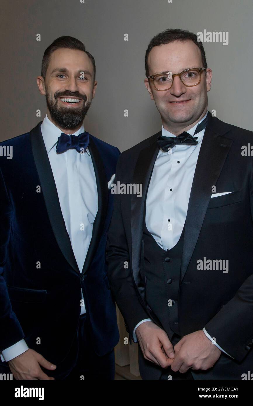 Bundesgesundheitsminister Jens Spahn Re. mit Partner Daniel Funke - Prominente kommen zum VIP Empfang anläßlich des 14.Semperopernballs in das Hotel Kempinsky Dresden. *** Bundesgesundheitsminister Jens Spahn Re mit Partner Daniel Funke kommen zum VIP-Empfang im Hotel Kempinsky Dresden anlässlich des 14. Semperoper Ball Stockfoto