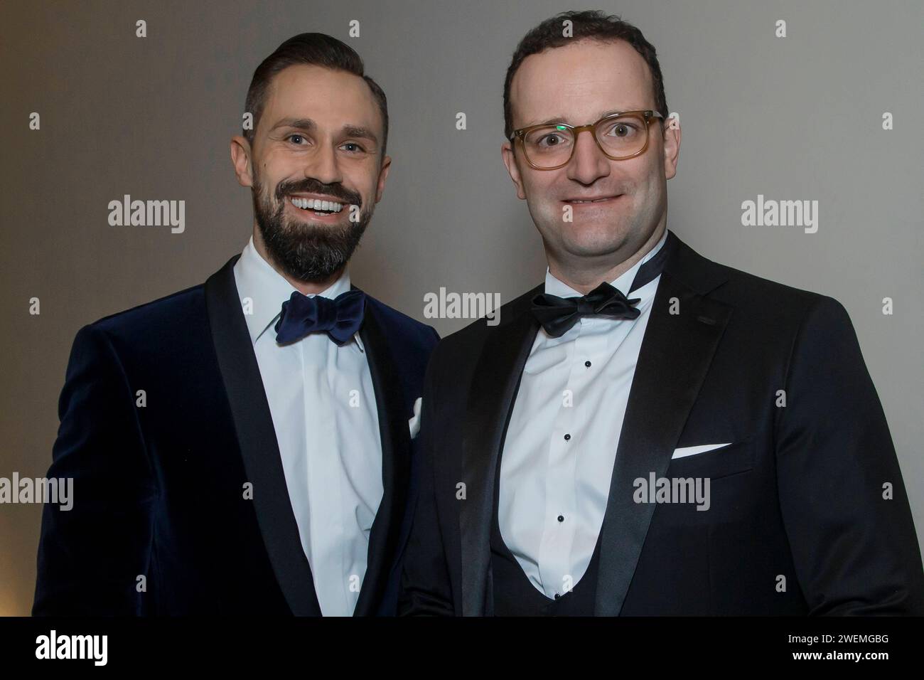 Bundesgesundheitsminister Jens Spahn Re. mit Partner Daniel Funke - Prominente kommen zum VIP Empfang anläßlich des 14.Semperopernballs in das Hotel Kempinsky Dresden. *** Bundesgesundheitsminister Jens Spahn Re mit Partner Daniel Funke kommen zum VIP-Empfang im Hotel Kempinsky Dresden anlässlich des 14. Semperoper Ball Stockfoto