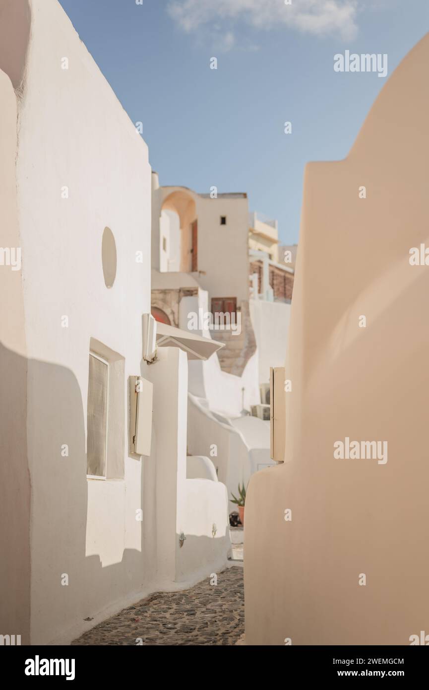 Kopfsteinpflasterallee im Dorf Oia in Santorin Stockfoto