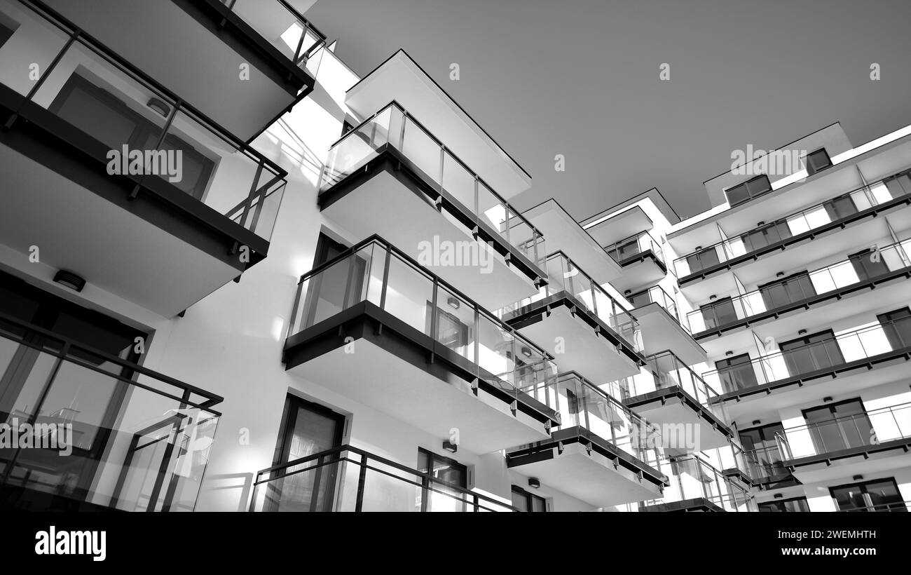 Moderne Apartmenthäuser an einem sonnigen Tag. Fassade eines modernen Apartmentgebäudes. Schwarz-weiß. Stockfoto