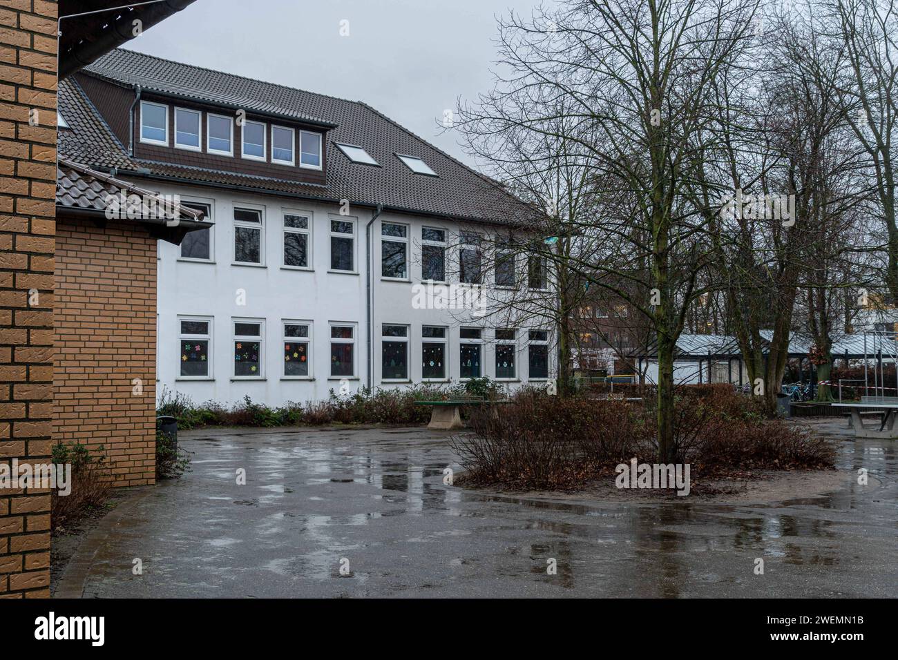 Hunteburg, Deutschland 26. Januar 2024: Am Freitagmorgen wurde die Polizei von der Wilhelm Busch Schule in Hunteburg mitgeteilt, dass dort über Nacht eine Bombendrohung via Telefonnachricht eingegangen war. Die Schulleitung veranlasste daraufhin selbstständig die Evakuierung des Gebäudes. Zusammen mit der Polizei konnten hier alle anwesende CA. 150 Schüler sowie ca. 20 Lehrkräfte das Gebäude eigenständig verlassen. Die Polizei befindet sich derzeit noch mit starken Kräften vor Ort. Im Rahmen des polizeilichen Einsatzes erfolgte eine Kontrolle der Schule sowie eine Beurteilung des I Stockfoto