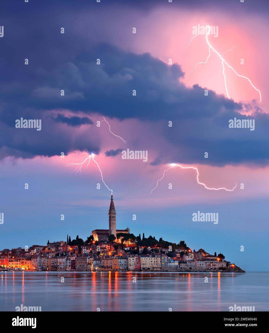 Blitze und Gewitterwolken über der Stadt Ravinj auf der istrischen Halbinsel in Kroatien. Die Stadt ist auch unter dem italienischen Namen Rovigno bekannt. Stockfoto