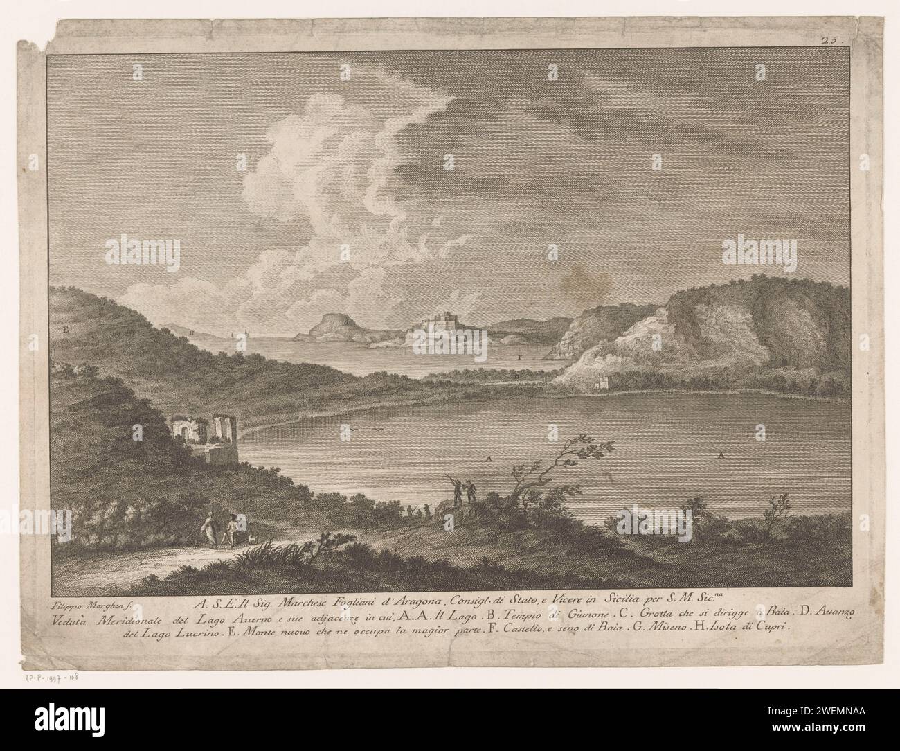 Blick auf Lago d'Averto, Filippo Morghen, 1740 - 1807 Drucken Blick auf Lago d'Averto (westlich von Neapel), den Tempel von Juno, die Höhle der Cumaeian Sybille, das Castello und einen zweiten See. Den ganzen Weg hinter der Insel Capri. Die verschiedenen topografischen Komponenten werden in Großbuchstaben angegeben und im Text unter der Performance erläutert. Oben rechts nummeriert: 25. Papiergravur See. Landschaften. Blick auf die Stadt und Landschaft mit künstlichen Bauten Avernosee. Capri, Insel Stockfoto