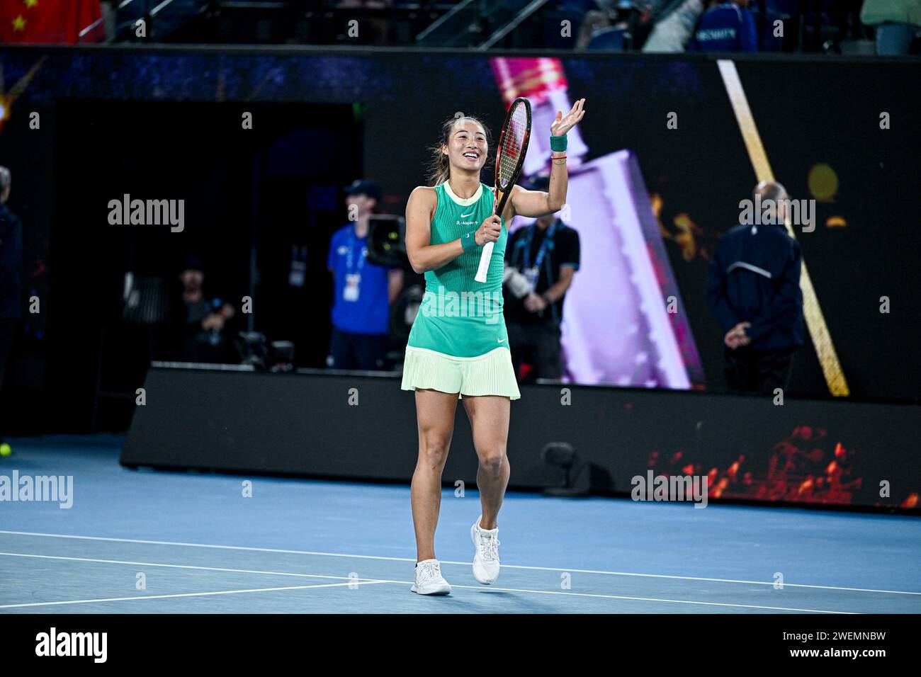 Melbourne, Australien. Januar 2024. Qinwen Zheng während des Australian Open AO 2024 Grand Slam Tennis Turniers am 25. Januar 2024 im Melbourne Park, Australien. Zheng Qinwen ist der zweite chinesische Spieler in der Geschichte, der ein großes Finale erreicht. Die Nummer 12 besiegte die Qualifikationsrunde Dayana Yastremska mit 6:4, 6:4, wobei sie in 1 Stunde und 42 Minuten die Schlacht von zwei erstmaligen Grand-Slam-Halbfinalisten errang. Foto: Abaca Press/Alamy Live News Stockfoto