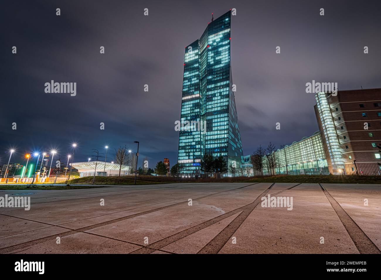 Die Lichter der Europäischen Zentralbank (EZB) leuchten am Abend, Europäische Zentralbank, Frankfurt am Main, Hessen, Deutschland Stockfoto