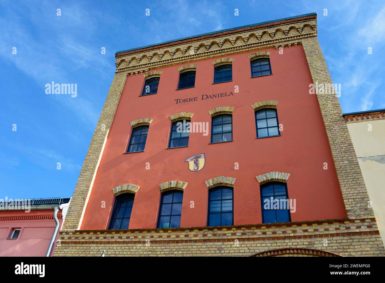 Blick auf ein historisches rotes Backsteingebäude mit dem Namensschild „Torres Daniela“ unter blauem Himmel, Torre Daniela, Werder, Insel, Havel, Brandenburg Stockfoto