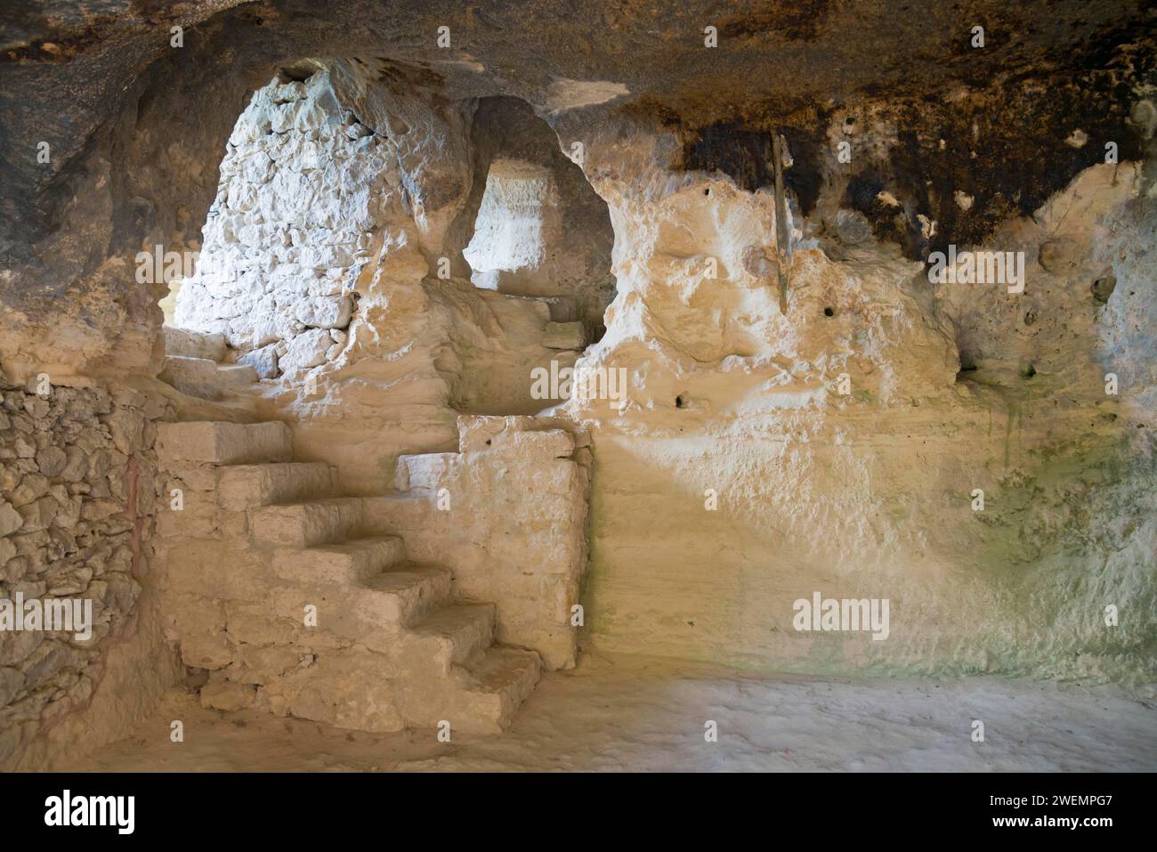 Innenansicht einer Höhle mit sichtbarer Erosion und hervorgehobener Höhlenarchitektur, Aladja Kloster, Aladzha Kloster, mittelalterlicher Felsen Stockfoto