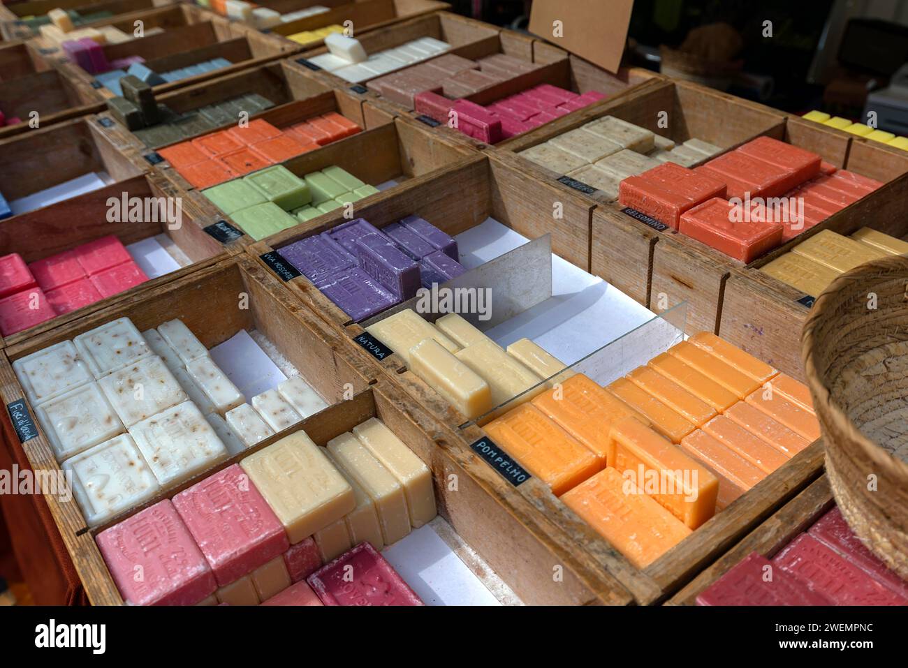 Duftende Seifen auf einem Marktstand in der Altstadt von Genua, Italien Stockfoto
