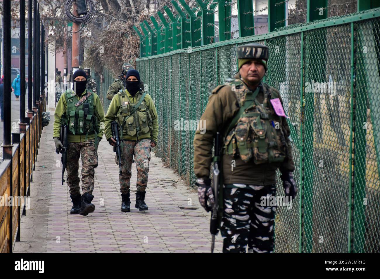 Regierungskräfte patrouillieren vor dem Bakshi-Stadion, dem Hauptort der Feier zum Indischen Republikstag in Srinagar, der Sommerhauptstadt von Jammu und Kaschmir. (Foto: Saqib Majeed / SOPA Images/SIPA USA) Stockfoto