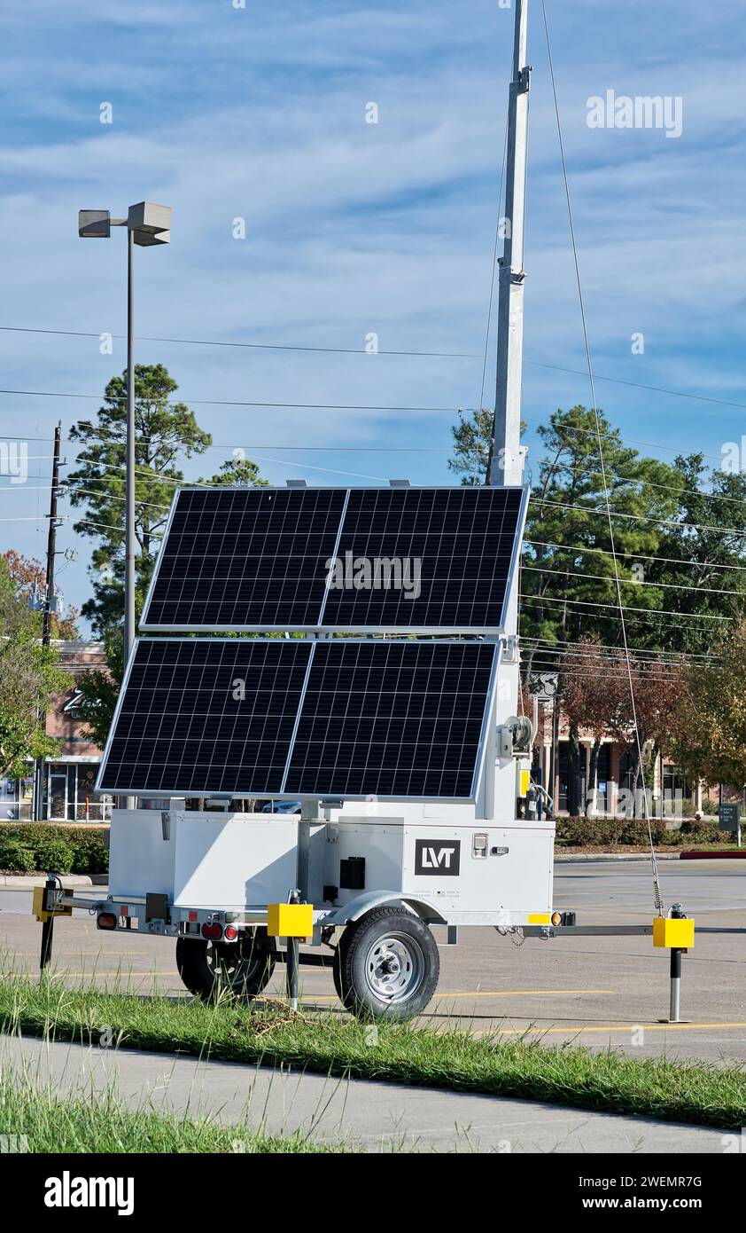Houston, Texas USA 09-24-2023: Solarbetriebene Überwachungskameras auf einem gewerblichen Außenparkplatz. Fernüberwachungssystem genannt Lot Cops. Stockfoto