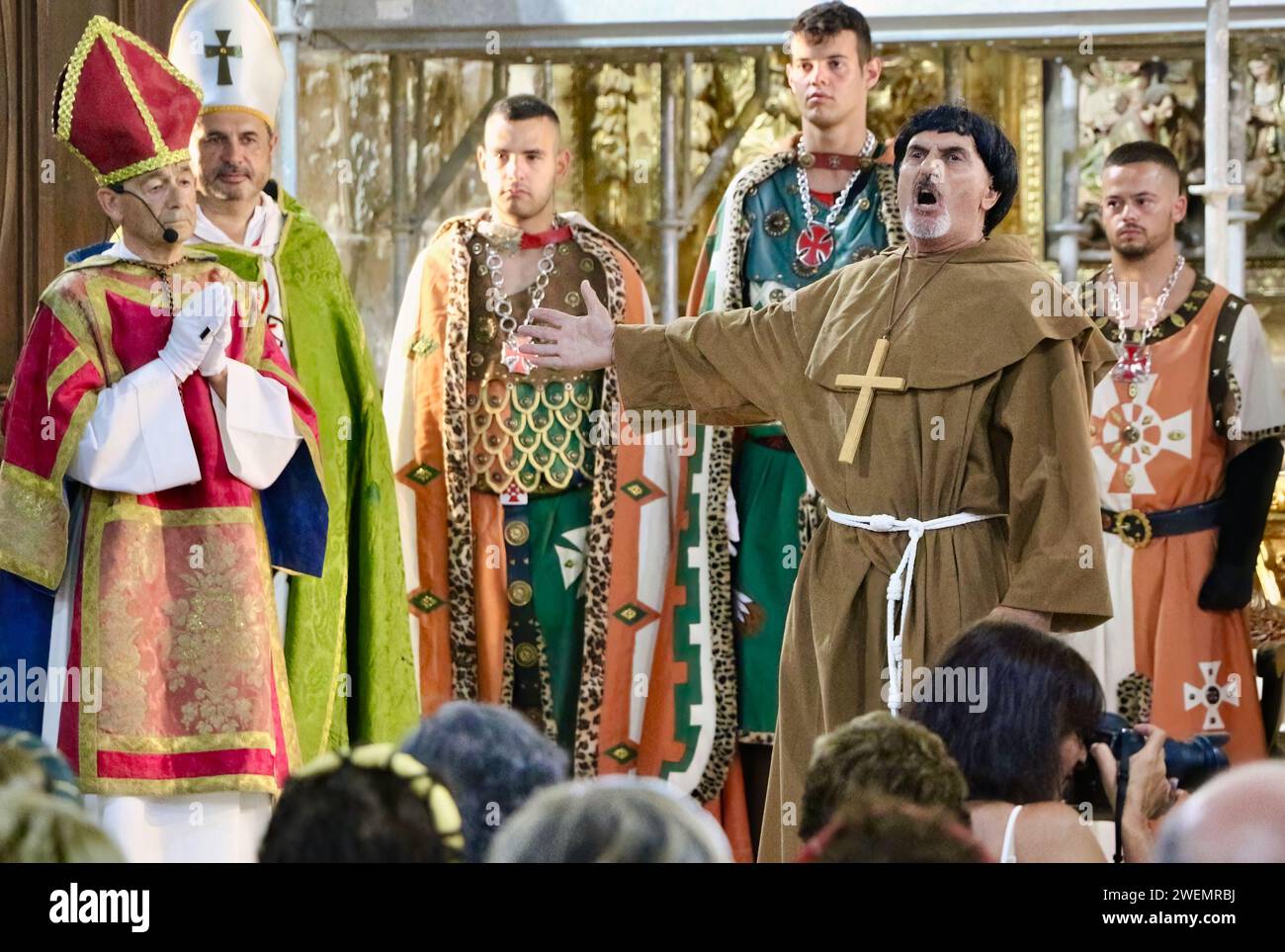 Die Dorfbewohner, die 1068 die Schlacht von Llantada während der Sommerfeste im Kirchenschiff Lantadilla Palencia Castile und Leon Spanien ausführten Stockfoto