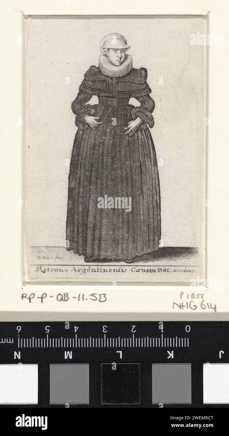 Matrona Argentinensis Abendmahl DNI, Wenceslaus Hollar, 1644 Frau aus Straßburg, von vorne gesehen, in einem dunklen Körper mit eng anliegenden, langen Ärmeln mit Pelzbündchen. Zerknitterter, knöchellanger Rock. Kurzer, eng anliegender Schultermantel. Weißer Hut mit vorstehendem Ventil. Schmale Doppelfalte. Papierätzkopf: Kappe (+ Damenkleidung). Kleidung, Kostüm (+ Damenkleidung). Nackenbekleidung  Kleidung (mit NAME) (+ Damenbekleidung). Kleid, Kleid (+ Damenkleidung). Ärmel (+ Damenkleidung). Rock (+ Damenkleidung). Kleidung für den oberen Teil des Körpers (CAPE) (+ Damenkleidung) Strasbour Stockfoto