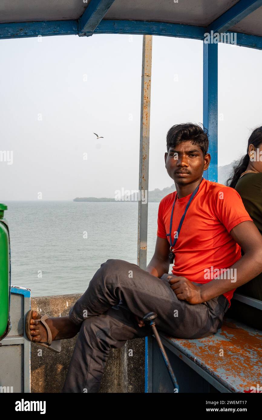 Mumbai, Maharashtra, Indien, Ein gutaussehender Indianer im Elephanta Isaland, nur Editorial. Stockfoto