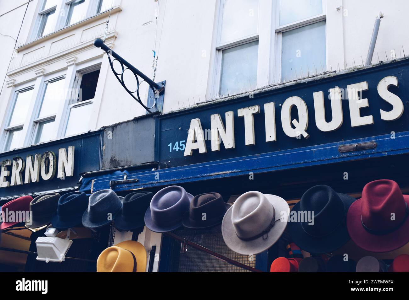 Antike Hüte in Nothing Hill Shop, London, am 22. Oktober 2017 Stockfoto