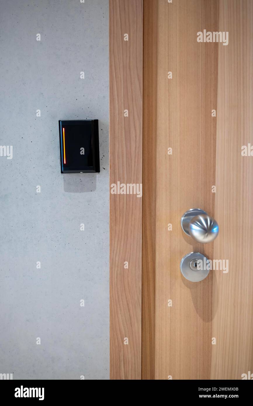 Moderne Eingangstür mit elektronischem Sicherheitssystem zum Büro in der Schweiz Stockfoto