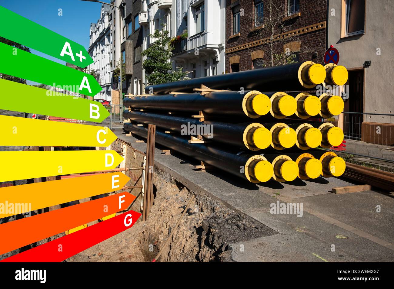 Ein Stapel neuer Rohrleitungen für Fernwärme auf einer Baustelle, Grafik mit Energieeffizienzklassen für Gebäude nach GEG Stockfoto