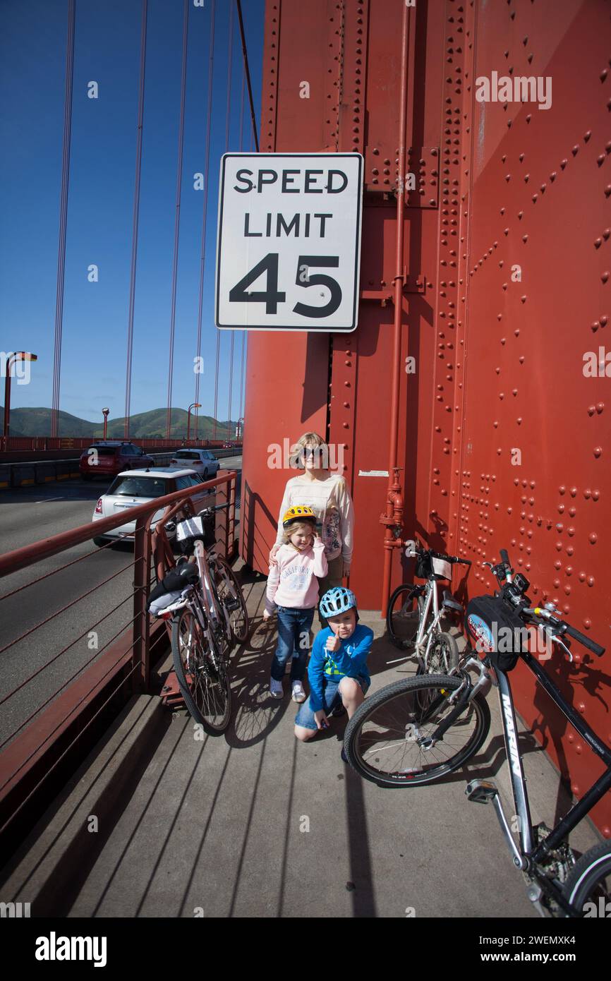 Die Golden Gate Bridge ist eine Hängebrücke, die das Golden Gate, die 1,6 km breite Meerenge, die die San Francisco Bay mit dem Pazifik verbindet, überspannt. Stockfoto