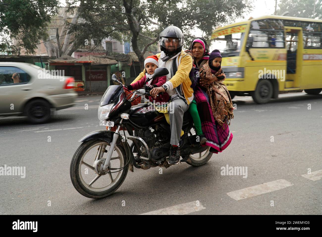 Indische Familie unterwegs, Agra, Uttar Pradesh, Indien Stockfoto