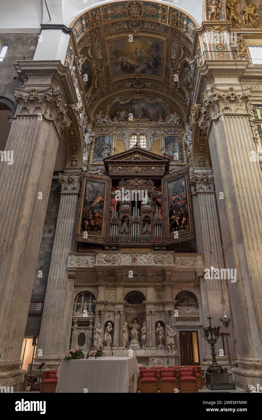 Orgelloft in der Kathedrale von San Lorenzo, Grundstein gelegt 1098, Piazza San Lorenzo, Genua, Italien Stockfoto