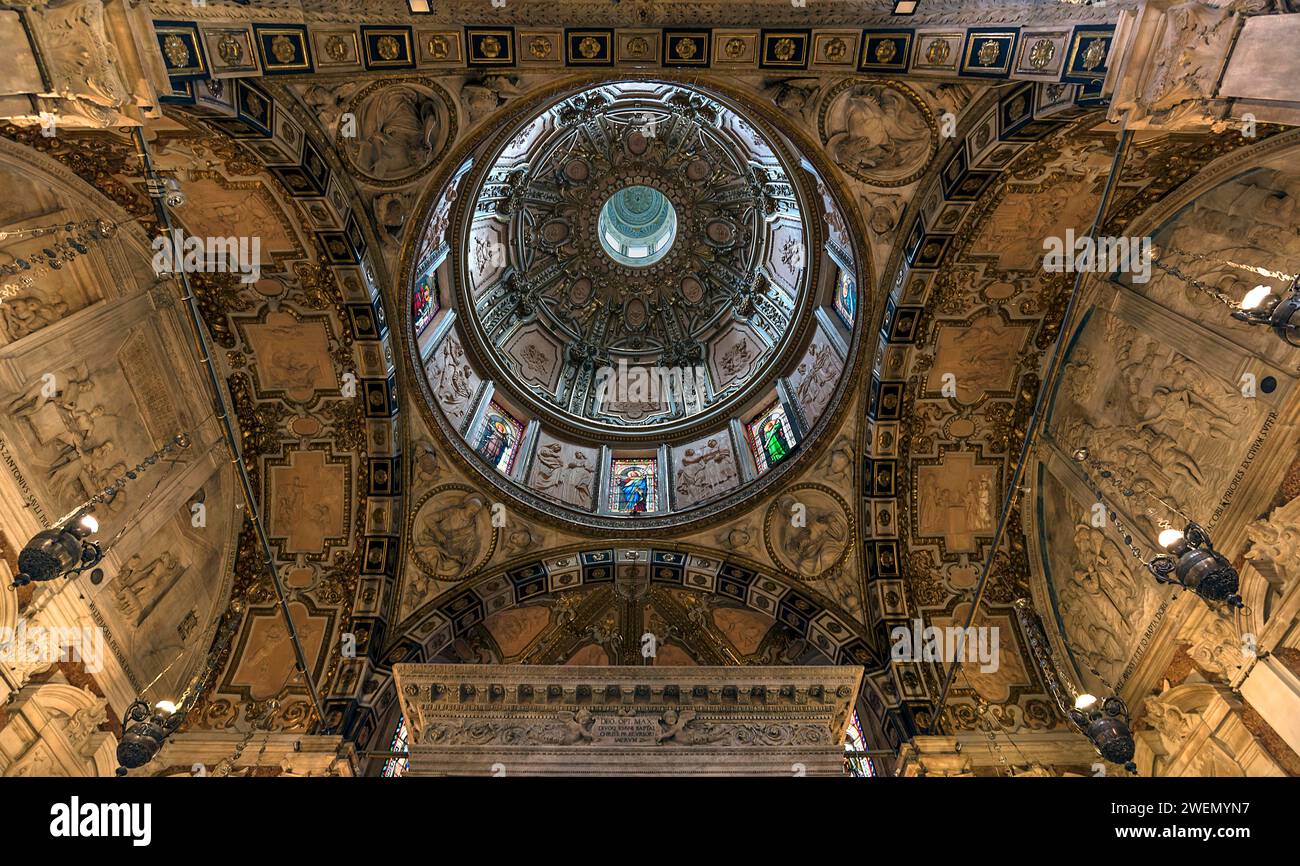 Kuppel der Kathedrale von San Lorenzo, Grundstein gelegt 1098, Piazza San Lorenzo, Genua, Italien Stockfoto