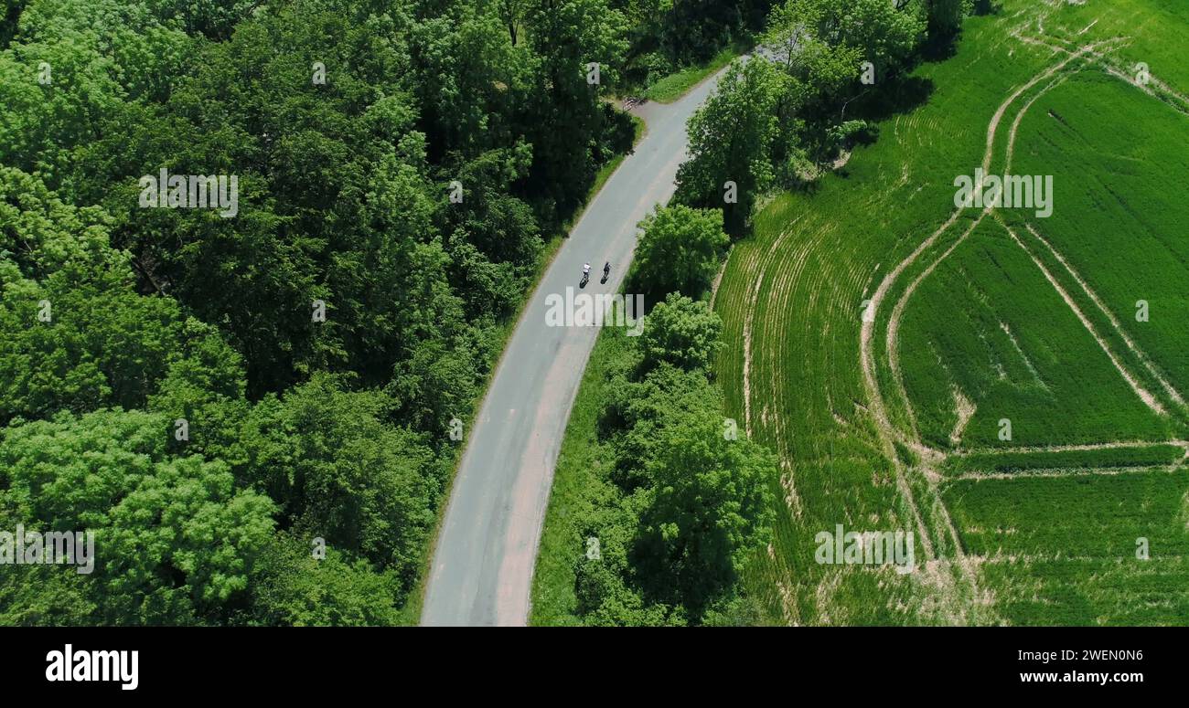Zwei Radfahrer fahren mit dem Fahrrad aus der Vogelperspektive Stockfoto