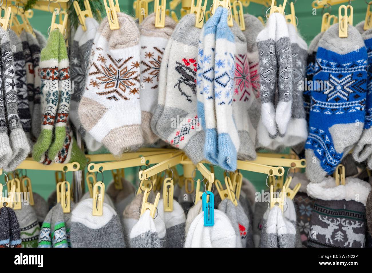 Handgestrickte Socken mit ukrainischen Ornamenten zum Verkauf in Wäscheleinen, Stockfoto