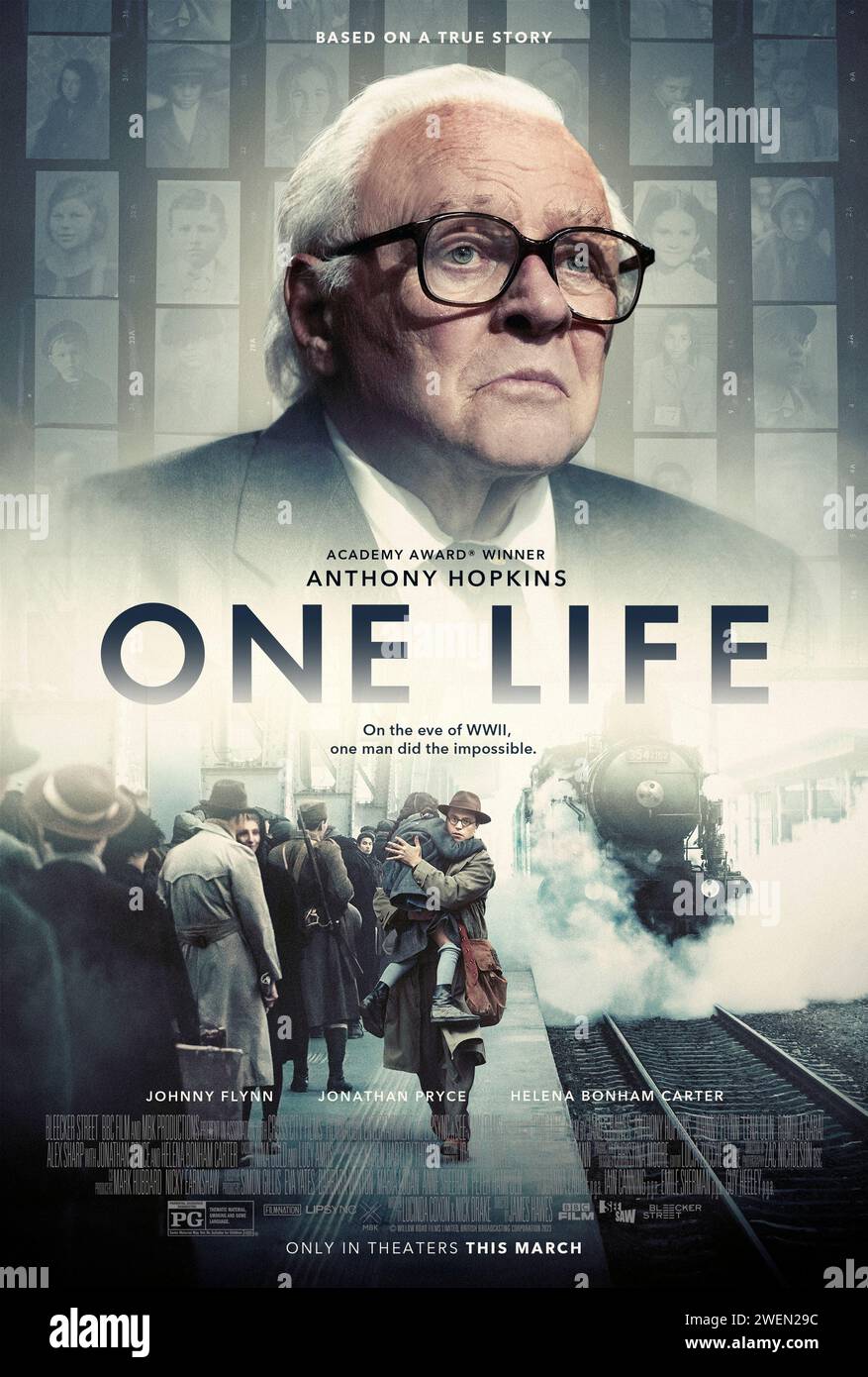 One Life (2023) von James Hawes mit Anthony Hopkins, Helena Bonham Carter und Romola Garai. Die Geschichte von Sir Nicholas 'Nicky' Winton, einem jungen Londoner Broker, der in den Monaten vor dem Zweiten Weltkrieg jüdische Kinder vor den Nazis rettete. US-Poster mit einem Blatt ***NUR FÜR REDAKTIONELLE ZWECKE***. Quelle: BFA / Bleecker Street Media Stockfoto