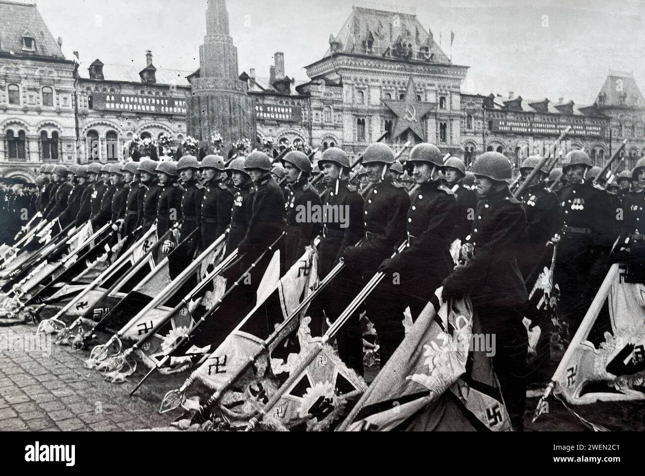 SIEGESPARADE DER ROTEN ARMEE auf dem Roten Platz, Moskau, 24. Juni 1945. Russische Soldaten, die auf dem Vormarsch sind, haben die Standards der deutschen Einheit erfasst. Stockfoto