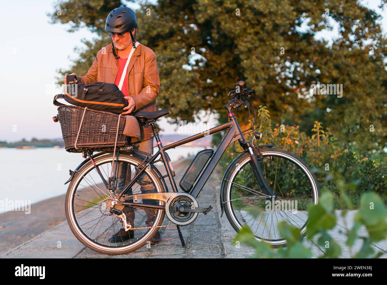 Mann, der vor dem Elektrofahrrad steht Stockfoto
