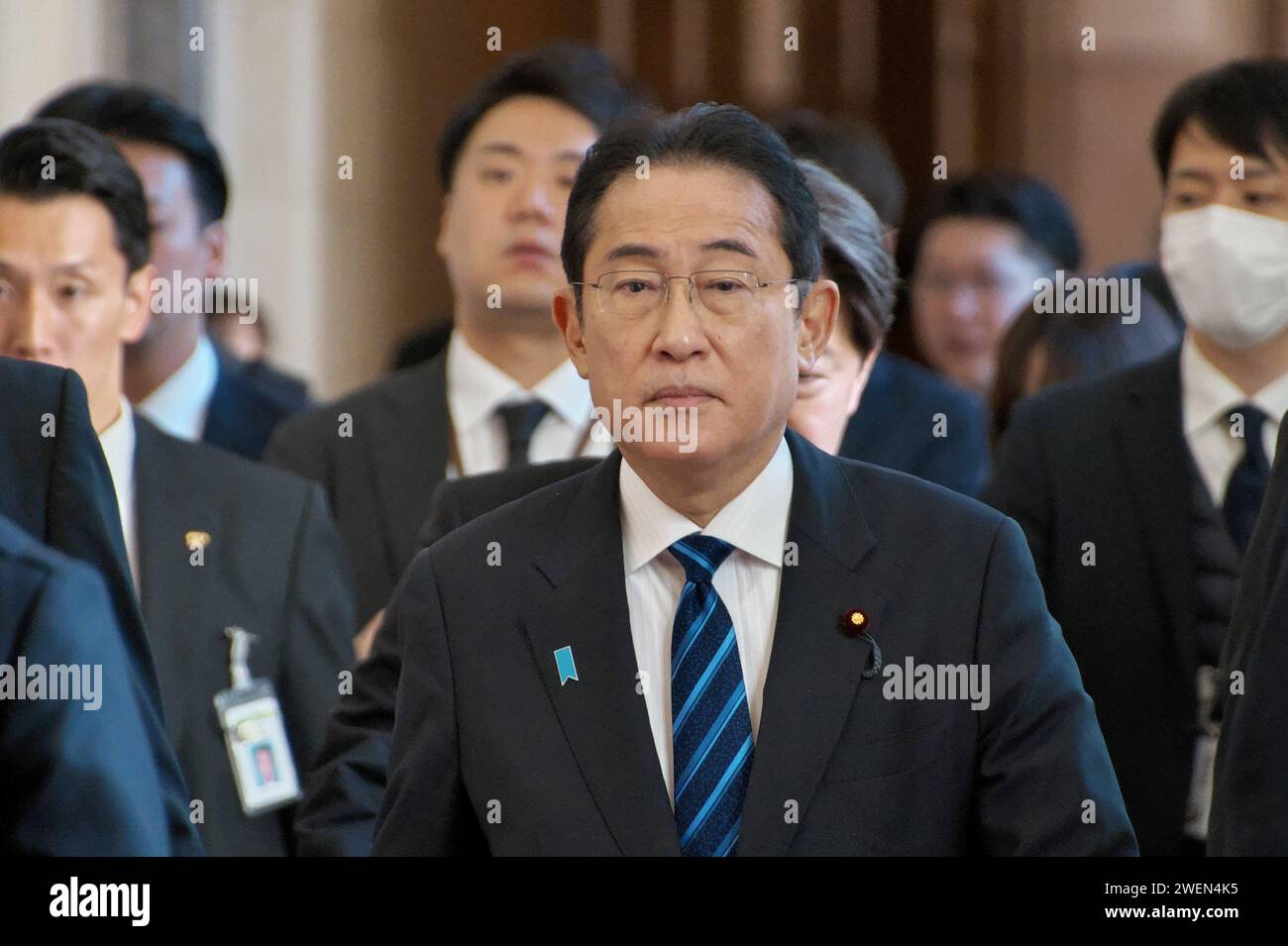 Tokio, Japan. Januar 2024. Japans Premierminister Fumio Kishida geht nach der Plenarsitzung des Unterhauses beim Nationalen Parlament am Freitag, den 26. Januar 2024, in Tokio. Foto: Keizo Mori/UPI Credit: UPI/Alamy Live News Stockfoto