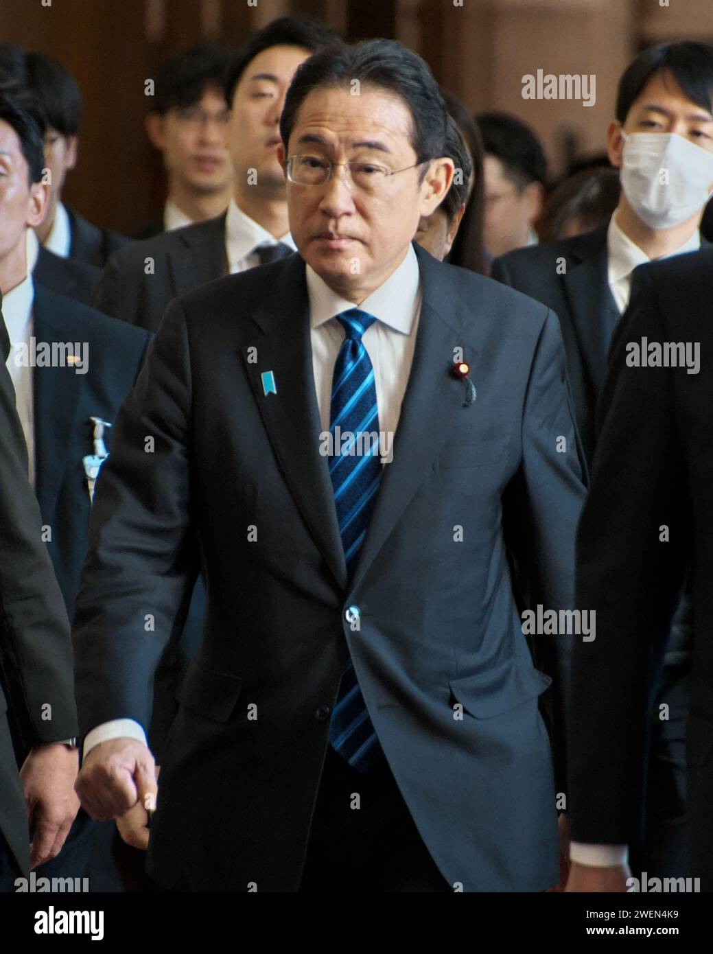 Tokio, Japan. Januar 2024. Japans Premierminister Fumio Kishida geht nach der Plenarsitzung des Unterhauses beim Nationalen Parlament am Freitag, den 26. Januar 2024, in Tokio. Foto: Keizo Mori/UPI Credit: UPI/Alamy Live News Stockfoto