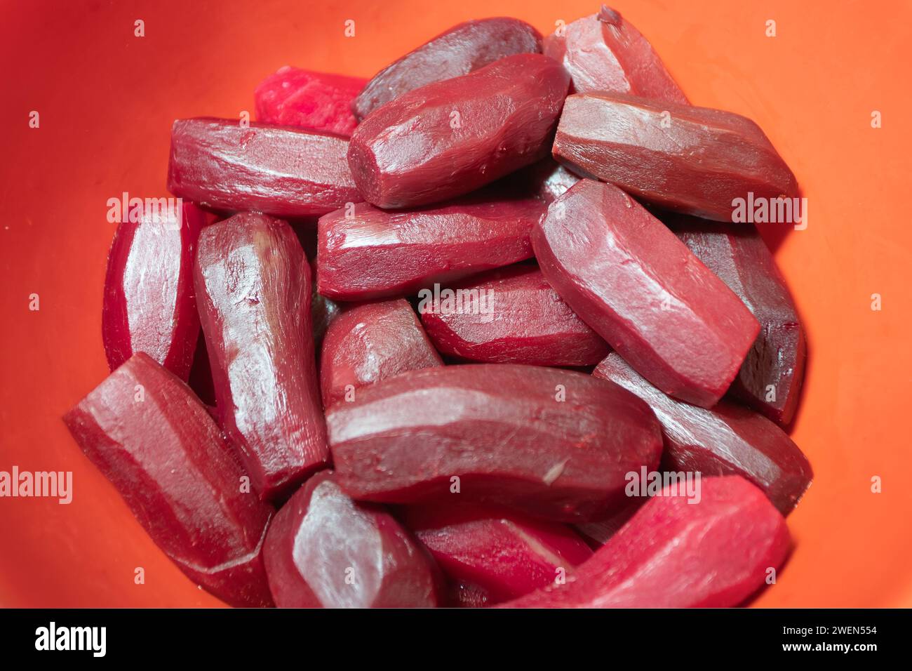 Geraspelte Rote Bete zum Kochen vorbereitet Stockfoto