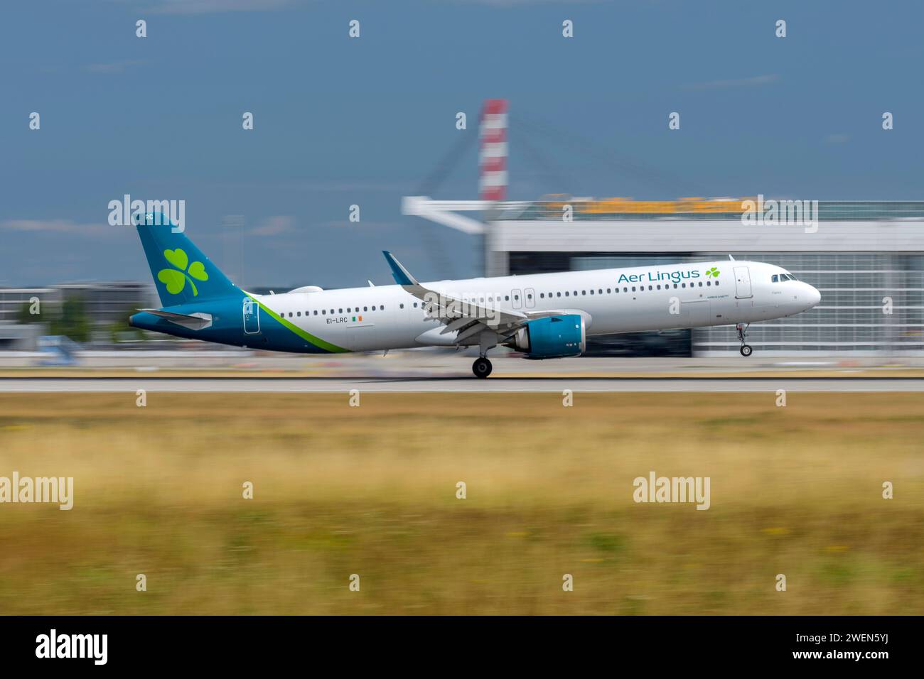 München, Deutschland - Juli 06. 2023 : Aer Lingus Airbus A321-253NX mit der Luftfahrzeugkennzeichnung EI-LRC bei der Landung auf der südlichen Landebahn 08R der Stockfoto