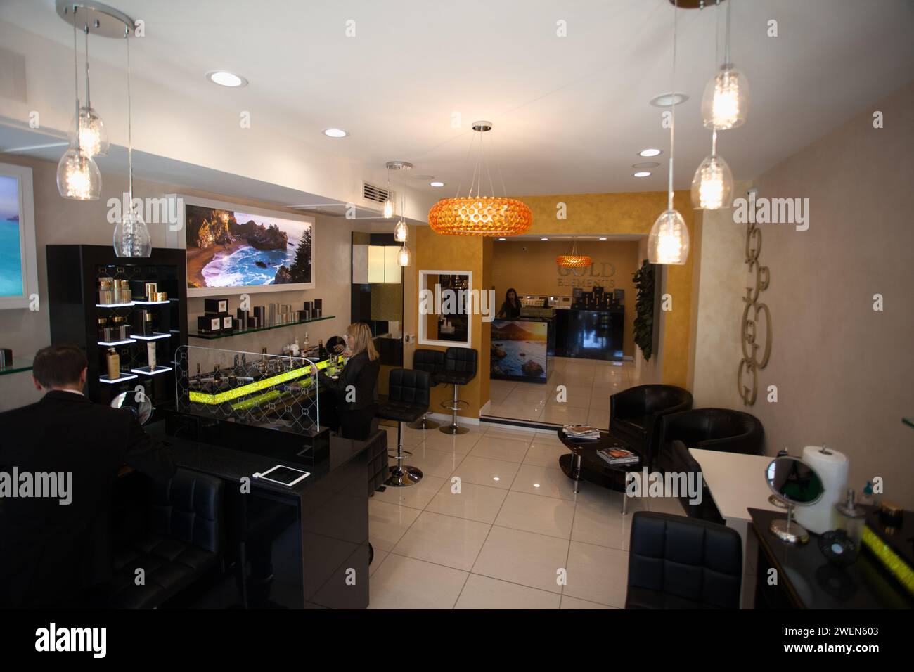 Das Innere eines Friseursalons in Carmel, Kalifornien, bietet Friseur- und Nagelpflegedienste an Stockfoto