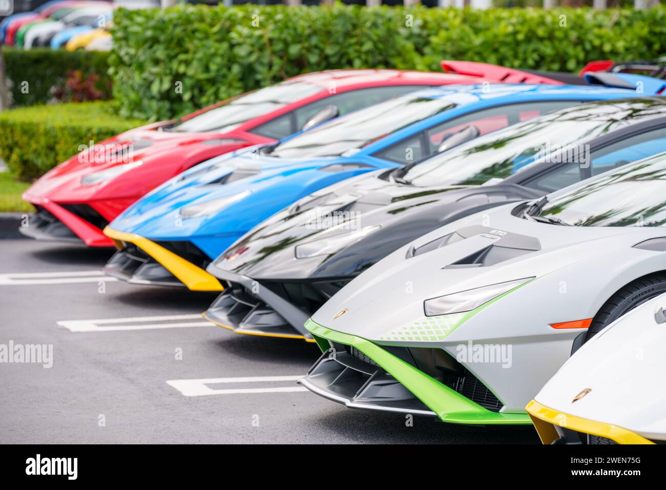 Miami, FL, USA – 25. Januar 2024: Lamborghini Hurican STO 2024 Performance Supercars in Folge Stockfoto