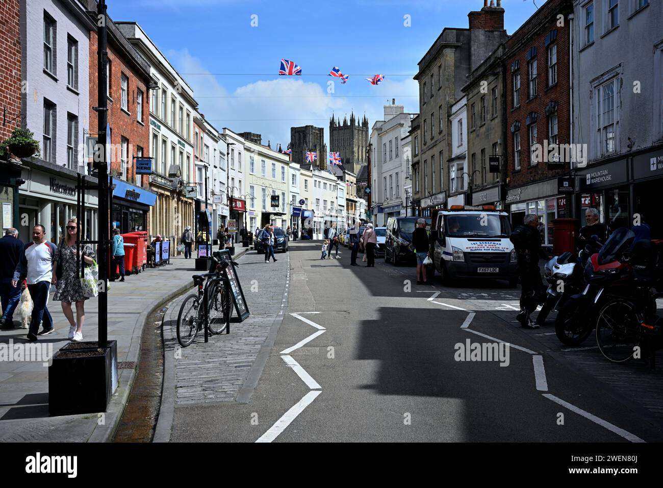 Warmer Frühlingstag in Wells, Somerset entlang der Highstreet Stockfoto