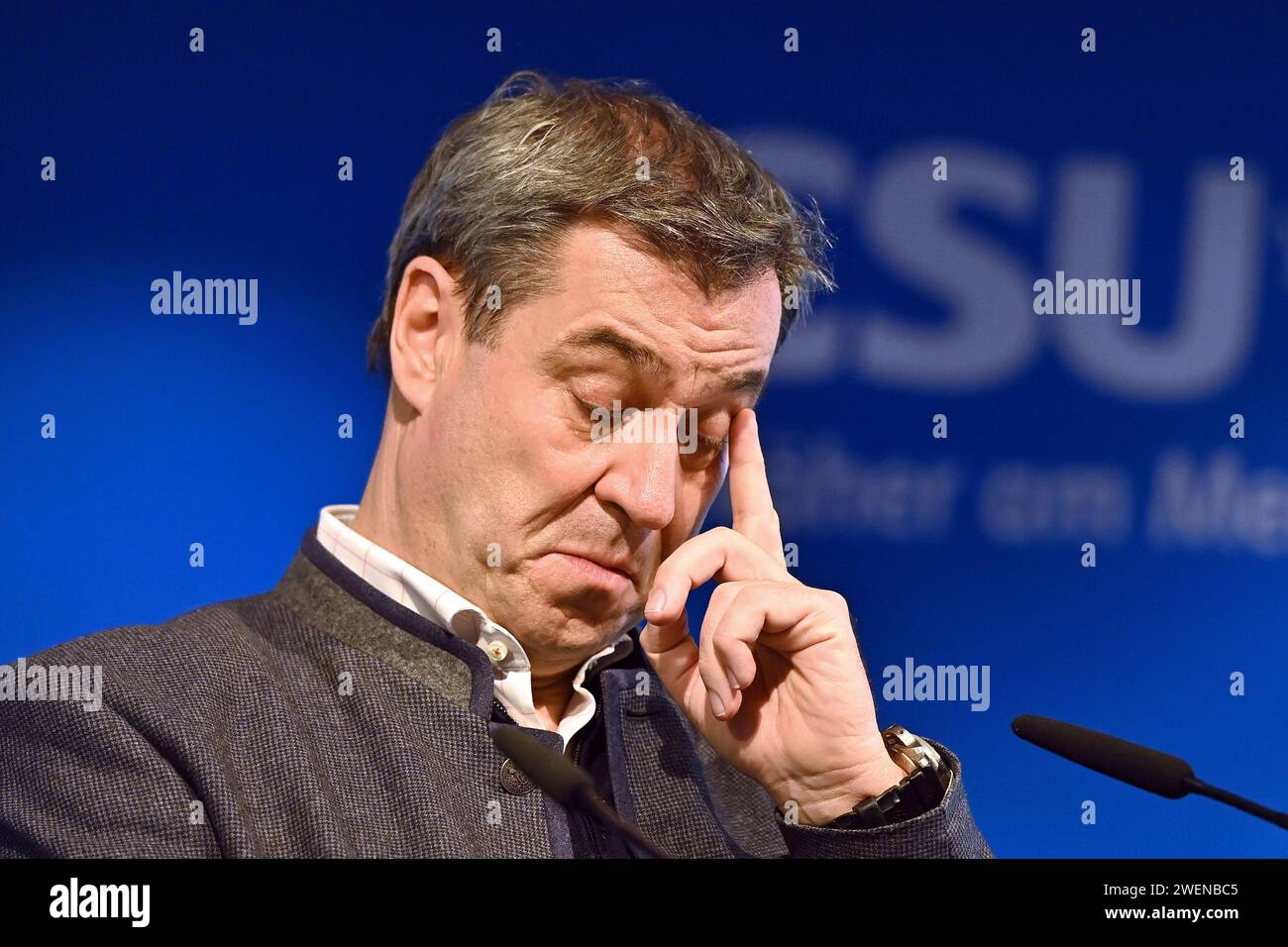 Markus SOEDER Ministerpraesident Bayern und CSU Vorsitzender, skeptisch,Gestik, Einzelbild,angeschnittenes Einzelmotiv,Portraet,Porträt,Porträt. Pressekonferenz im Anschluss an die Vorstandssitzung des CSU Praesidiums in der CSU Landesleitung in München am 26.01.2024. Sven Simon Fotoagentur GmbH & Co. Pressefoto KG Prinzess-Luise-Str.. 41 45479 M u e l h e i m / R u h r Tel. 0208/9413250 Fax. 0208/9413260 GLS Bank BLZ 430 609 67 Kto. 4030 025 100 IBAN DE75 4306 0967 4030 0251 00 BIC GENODEM1GLS www.svensimon.net *** Markus SOEDER Ministerpräsident von Bayern und CSU Vorsitzender, skeptisch, Geste, Stockfoto