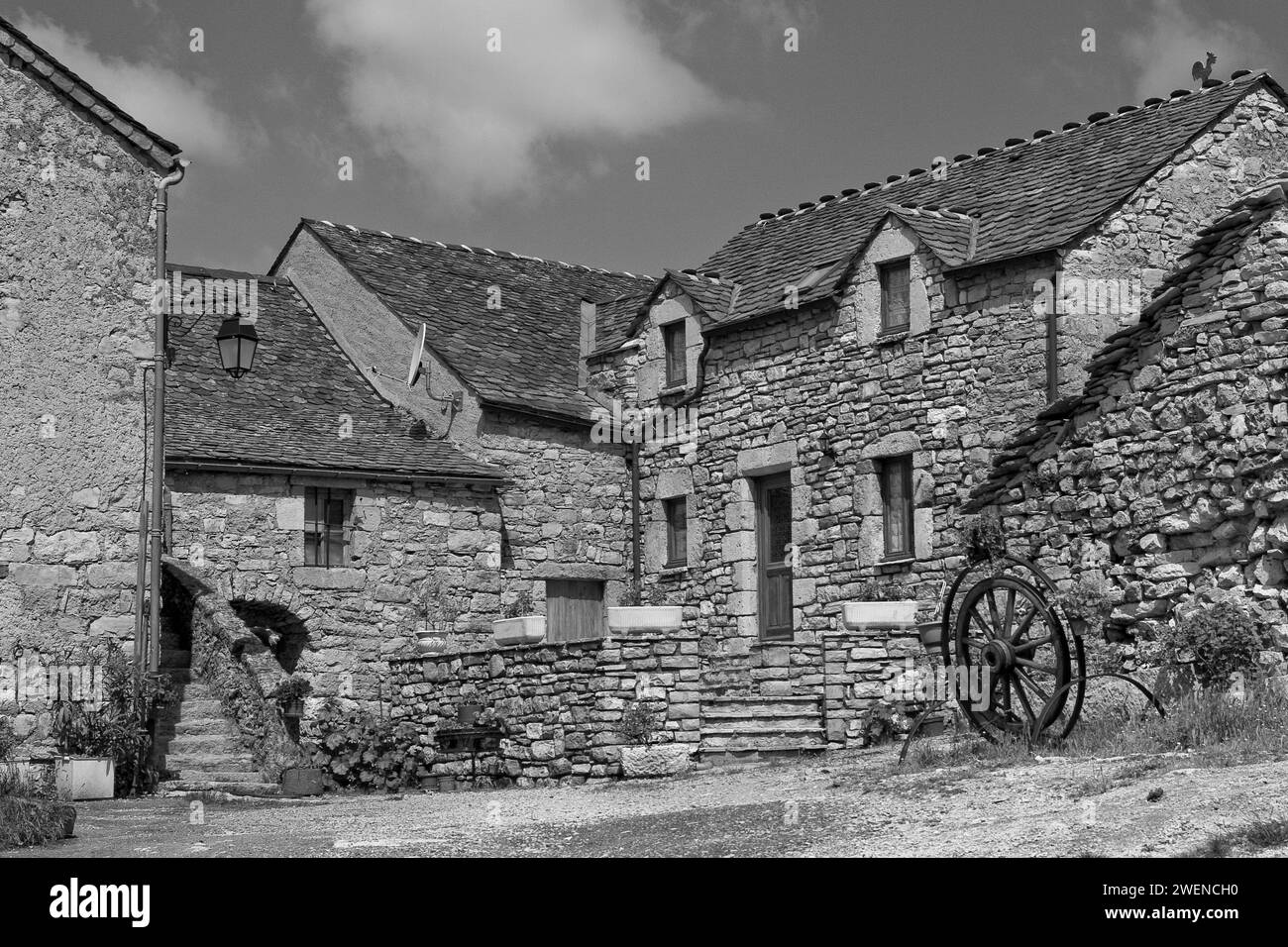 Steinhäuser in einem Dorf Causse Méjean, Departement Lozère, Region Occitanie, Frankreich (Schwarzweißfoto) Stockfoto