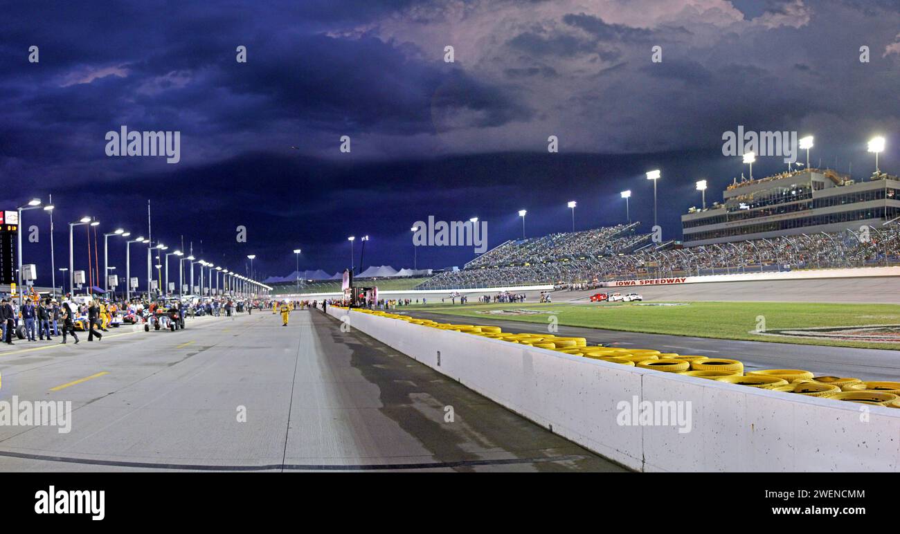 Newton Iowa, USA - 23. Juni 2012: IndyCar Iowa Corn 250. Nächtliche Rennsport-Action unter den Lichtern auf dem Iowa Speedway. Wolken erheben sich über der Piste und pi Stockfoto