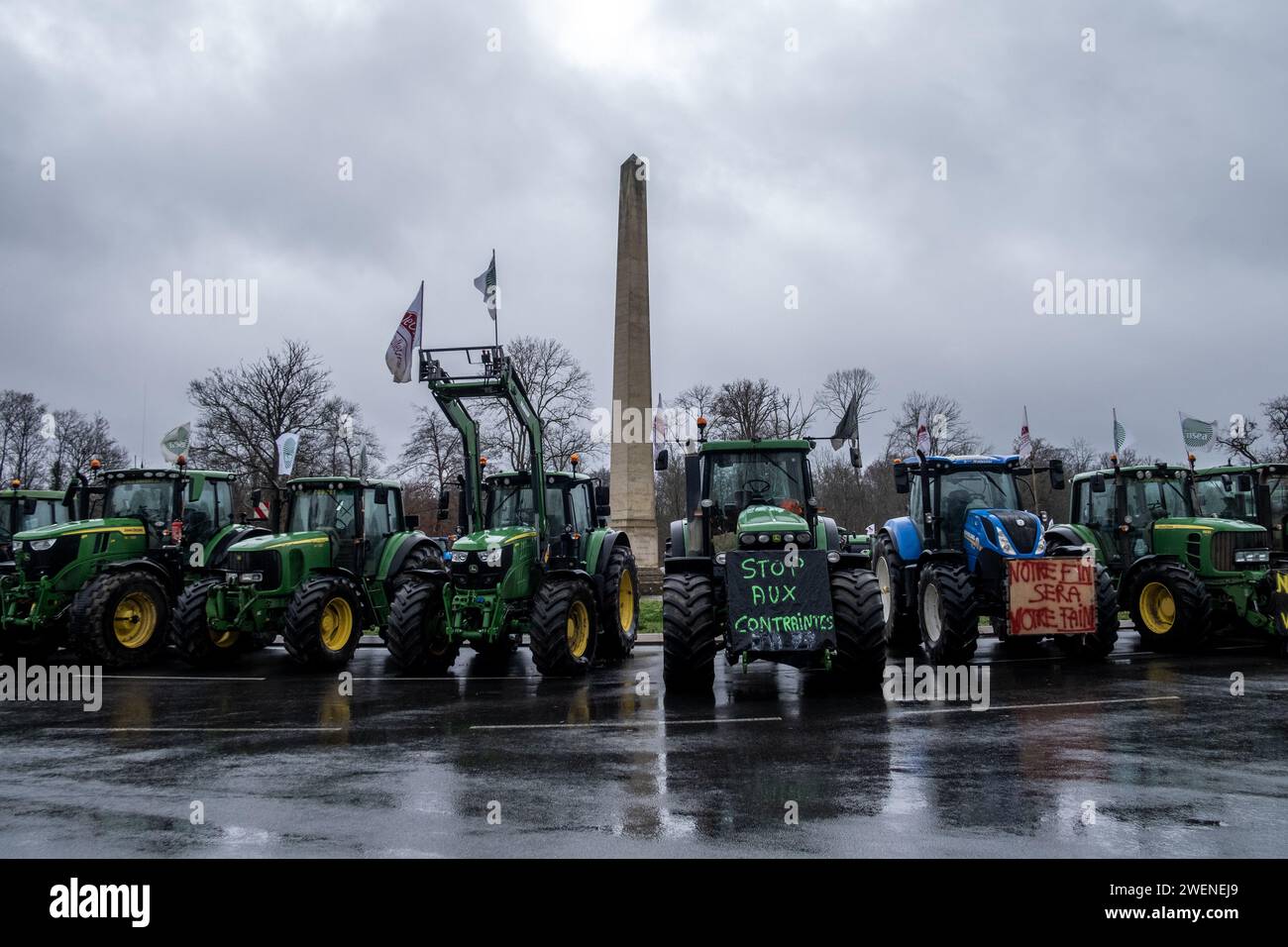 Fontainebleau, Frankreich. Januar 2024. Michael Bunel/Le Pictorium - Bauern demonstrieren in Fontainebleau - 26/01/2024 - Frankreich/seine-et-Marne/Fontainebleau - seit 6 Uhr heute Morgen besetzen fast 200 Landwirte den Kreisverkehr Obelisque de Marie-Antoinette in Fontainebleau. Januar 2024. Fontainebleau. Frankreich Credit: LE PICTORIUM/Alamy Live News Stockfoto