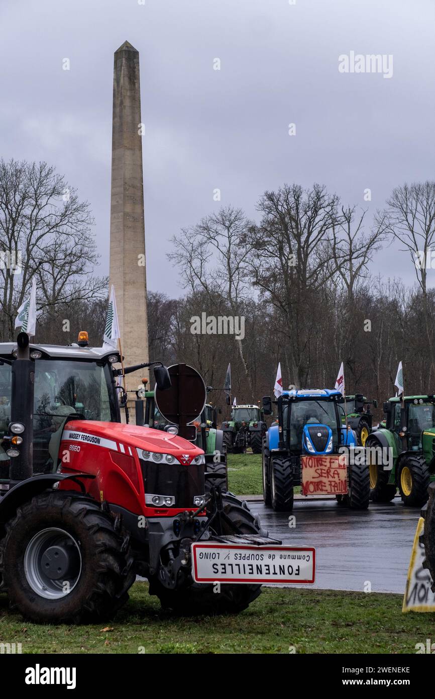 Fontainebleau, Frankreich. Januar 2024. Michael Bunel/Le Pictorium - Bauern demonstrieren in Fontainebleau - 26/01/2024 - Frankreich/seine-et-Marne/Fontainebleau - seit 6 Uhr heute Morgen besetzen fast 200 Landwirte den Kreisverkehr Obelisque de Marie-Antoinette in Fontainebleau. Januar 2024. Fontainebleau. Frankreich Credit: LE PICTORIUM/Alamy Live News Stockfoto