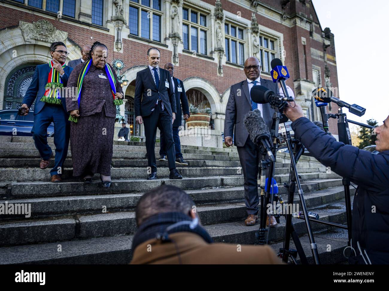 DER HAAG-südafrikanische Außenminister Naledi Pandor spricht nach einem Urteil des Internationalen Gerichtshofs (ICJ) auf Ersuchen Südafrikas um Sofortmaßnahmen für Gaza vor der internationalen Presse. Anfang des Monats verhandelte das Gericht den Völkermord gegen Israel, der von Südafrika eingebracht wurde. Der gesamte Fall kann Jahre dauern. ANP REMKO DE WAAL niederlande raus - belgien raus Stockfoto