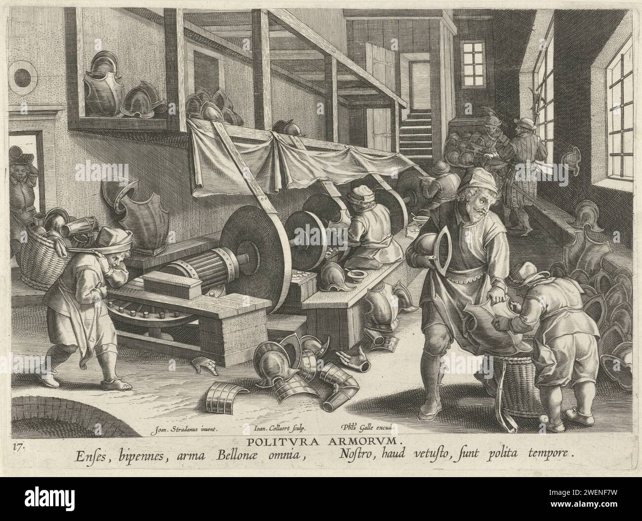 Polieren von Gurten, Jan Collaert (II), nach Jan van der Straet, ca. 1593 - ca. 1598 Druck in einer Werkstatt, in der das Licht von rechts hereinkommt, werden eine rotierende Maschine, Helme und Gurte poliert. Vorne links ein Assistent mit einem Korb mit Gurtstücken auf dem Rücken. Papiergravurrüstung. Polieren (industrielles Verfahren). Kunsthandwerk, Handwerker bei der Arbeit. Werkstatt-Innenraum. Erfindung, Entdeckung  Wissenschaft und Technologie Stockfoto