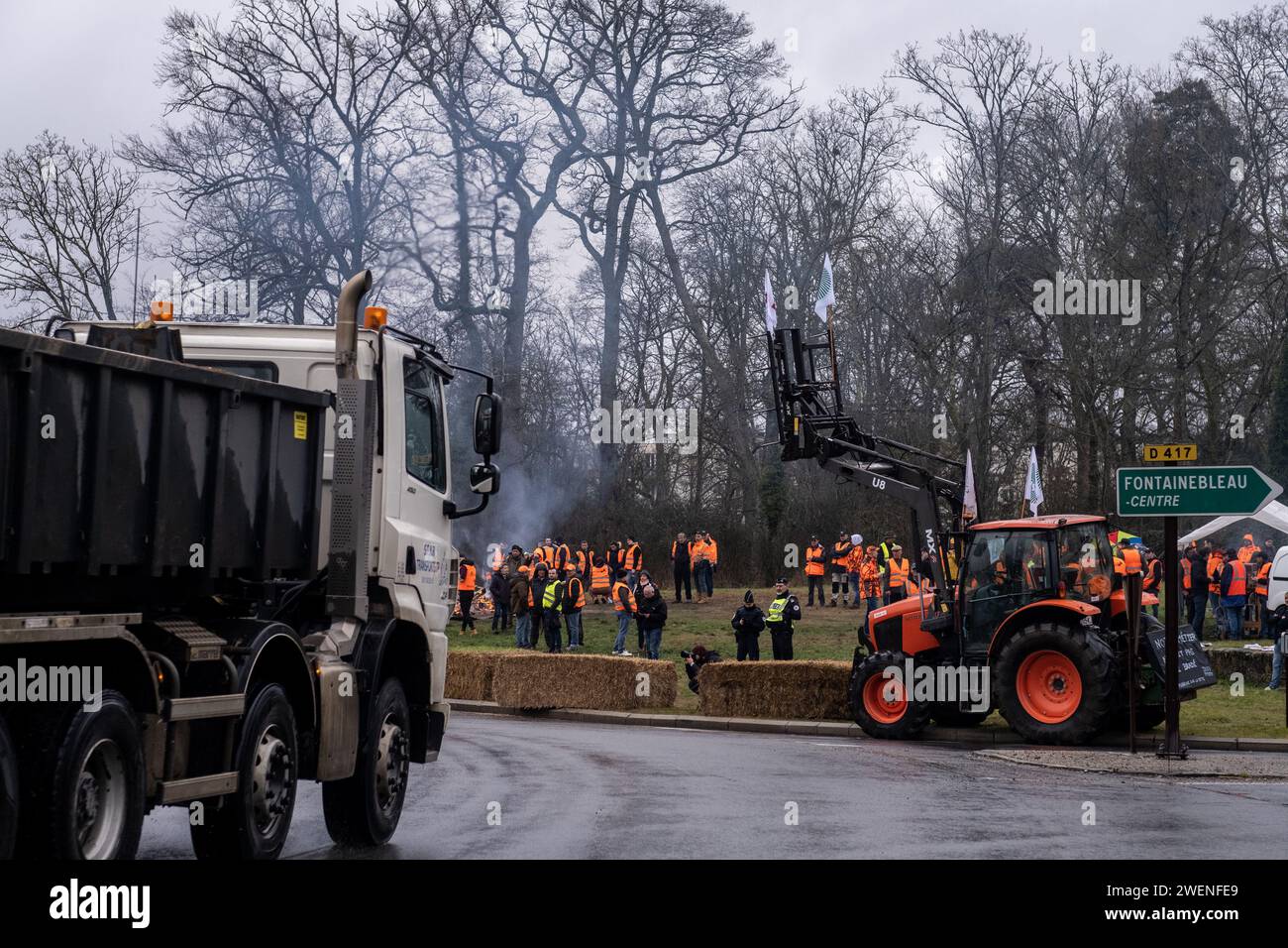 © Michael Bunel/Le Pictorium/MAXPPP - Fontainebleau 26/01/2024 Michael Bunel/Le Pictorium - 26/01/2024 - France/seine-et-Marne/Fontainebleau - Pres de 200 agriculteurs Occupent depuis 6 heures ce matin, le rond Point de l'Obelisque de Marie-Antoinette a Fontainebleau. 26. Januar 2024. Fontainebleau. Frankreich - Valeurs ACtuelles out, no jdd, jdd out, RUSSIA OUT, NO RUSSIA OUT, NO RUSSIA #norussia/26/01/2024 - France/seine-et-Marne/Fontainebleau - fast 200 Bauern besetzen heute Morgen den Kreisverkehr Obelisque de Marie-Antoinette in Fontainebleau. Januar 20 Stockfoto