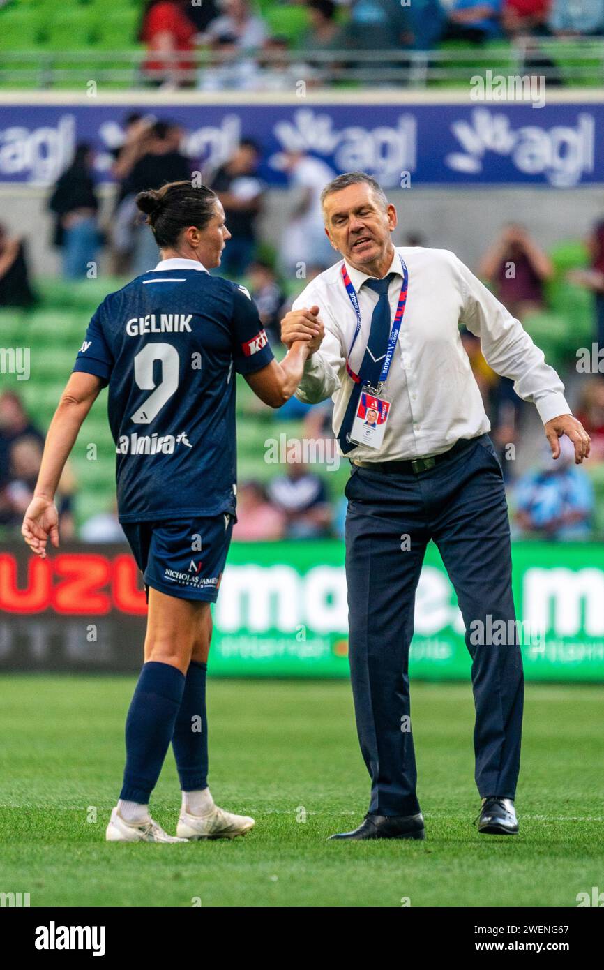 Melbourne, Australien. 26. Januar 2024. Melbourne Victory FC Head Coach Jeff Hopkins gratuliert Melbourne Victory FC-Stürmer Emily Gielnik (#9) zu einem gut gespielten Spiel nach dem Ende des Liberty A-League Frauenspiels 1-1 zwischen Melbourne Victory FC und Sydney FC im AAMI Park in Melbourne, Australien. Quelle: James Forrester/Alamy Live News Stockfoto Melbourne, Australien. 26. Januar 2024. Melbourne Victory FC Head Coach Jeff Hopkins gratuliert Melbourne Victory FC-Stürmer Emily Gielnik (#9) zu einem gut gespielten Spiel nach dem Ende des Liberty A-League Frauenspiels 1-1 zwischen Melbourne Victory FC und Sydney FC im AAMI Park in Melbourne, Australien. Quelle: James Forrester/Alamy Live News Stockfoto