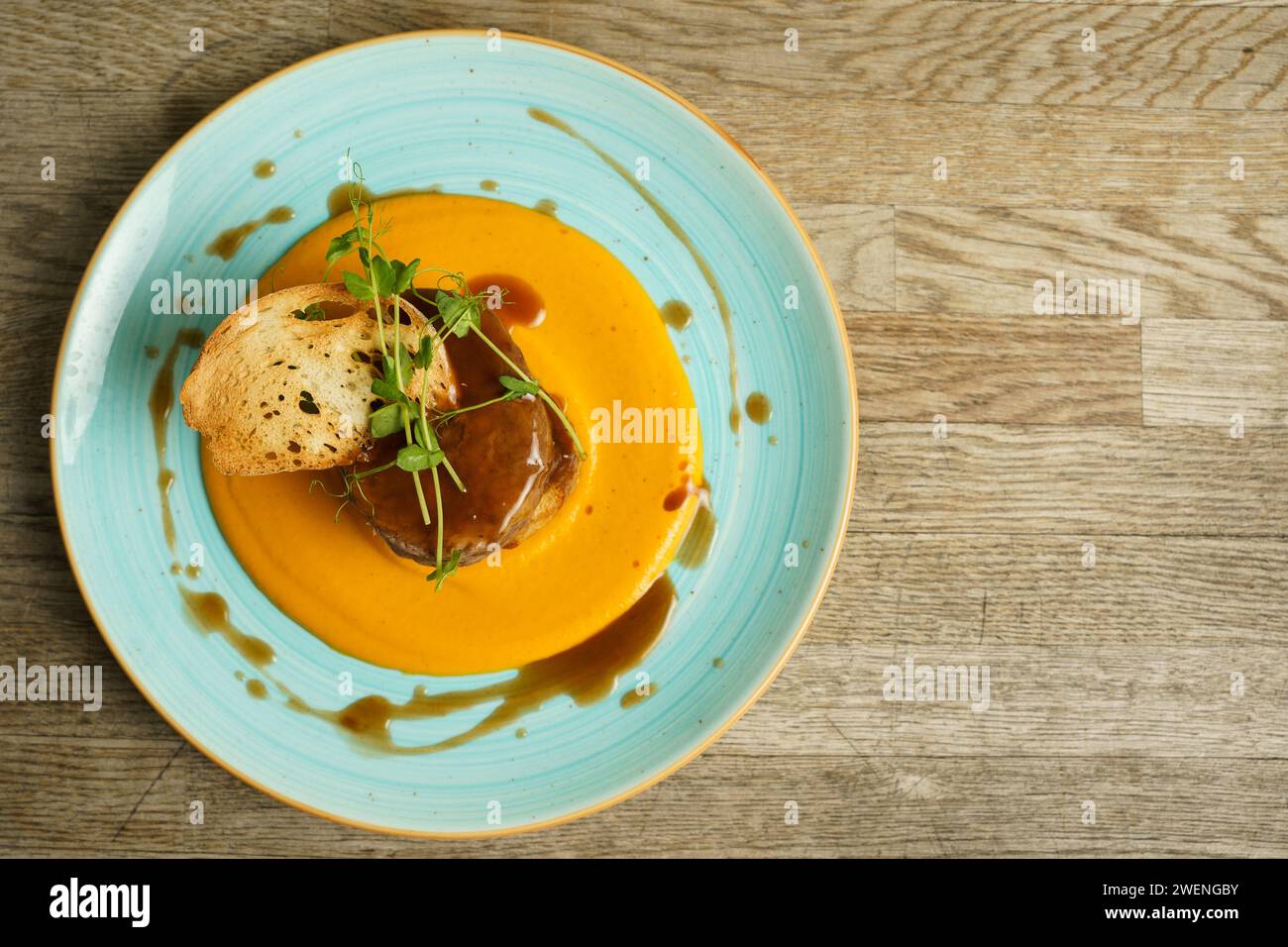 Rindfleisch mit ungarischer Jägersoße, Brotklößen und Brotchips Stockfoto