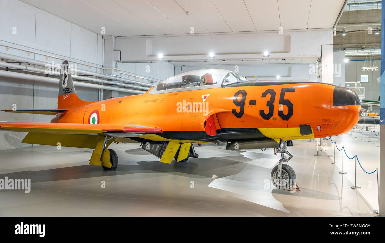 Vintage-Militärflugzeug mit orangefarbener Karosserie, ausgestellt im Italienischen Luftwaffenmuseum Stockfoto