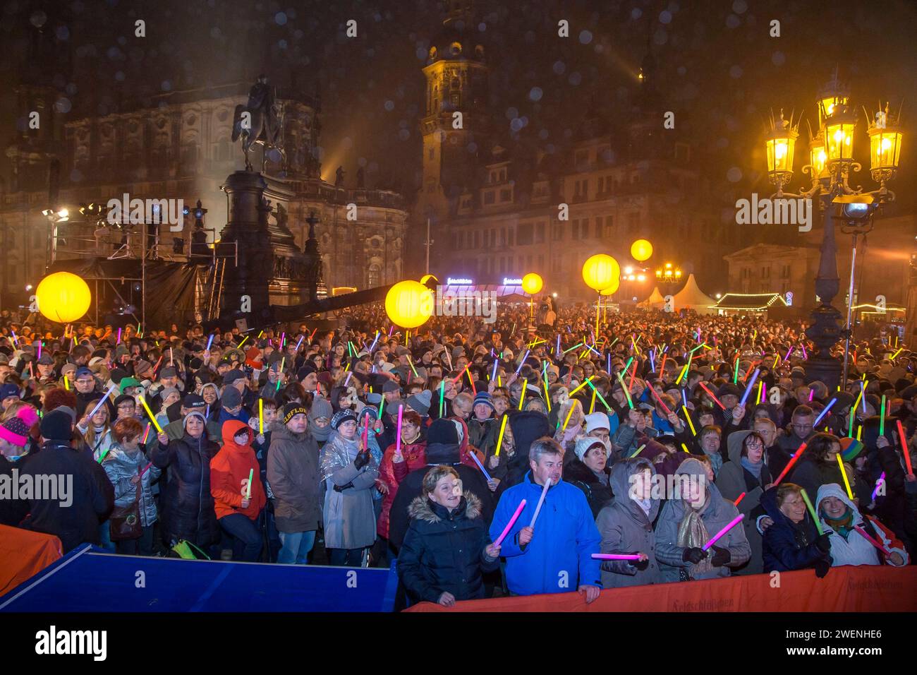 Tausende Dresdner Feiern trotz Regen auf dem Theaterplatz anläßlich des 13.Semperopernballes Dresden. *** Tausende Dresdener feiern auf dem Theaterplatz trotz des Regens anlässlich des 13. SemperOpernballs Dresden Stockfoto