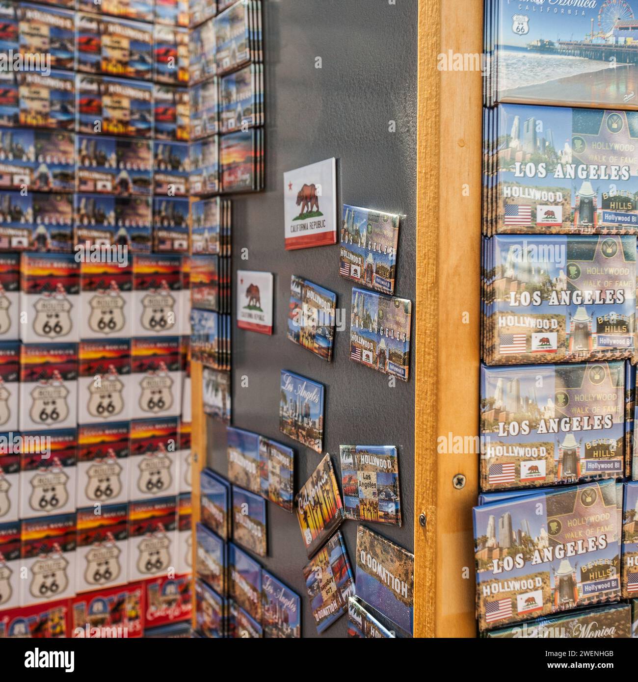 Kühlschrankmagnete zum Verkauf mit beliebten kulturellen Referenzen über den kalifornischen und kalifornischen Lebensstil für Touristen zum Kauf Stockfoto